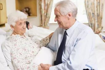 médecin au chevet d'une dame âgée