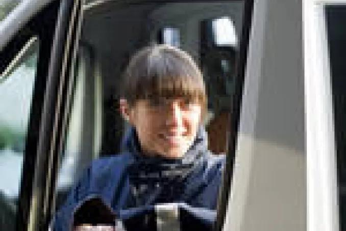 Jeaune femme médecin à la fenêtre d'un véhicule