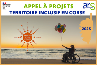 femme dans un fauteuil roulant sur une plage au coucher de soleil tenant des ballons gonflables de couleurs. Logo ars et territoire 100% inclusif