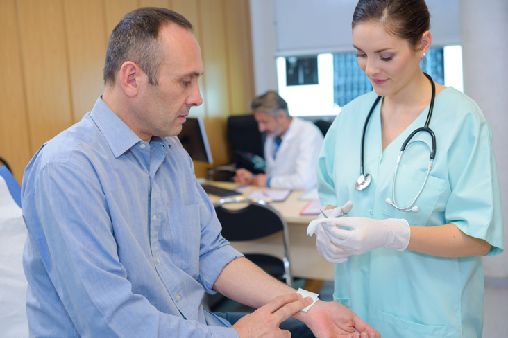 Professionnel de santé faisant une prise de sang