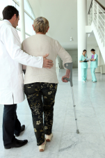 médecin aidant une personne âgée à marcher 