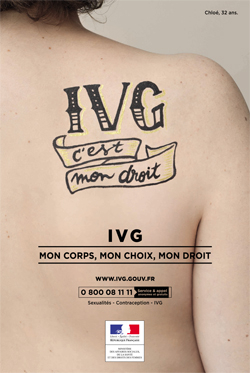 photo d'un dos nu, tatoué "IVG, c'est mon droit"