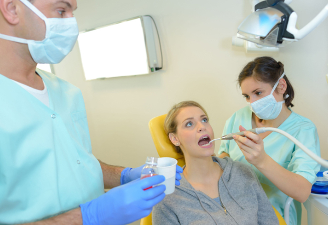Une personne en soin dentaire