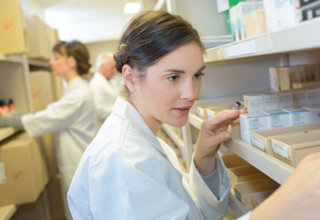 Un professionnel de santé dans une pharmacie