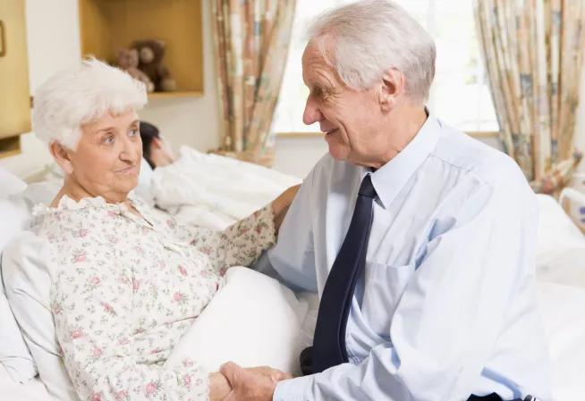 médecin au chevet d'une dame âgée