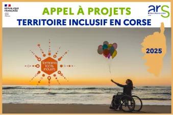 femme dans un fauteuil roulant sur une plage au coucher de soleil tenant des ballons gonflables de couleurs. Logo ars et territoire 100% inclusif