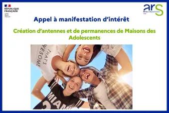 Adolescents se tenant par les bras, souriants