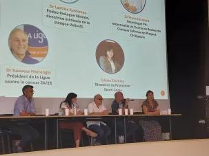 5 personnes assises en tribune pour animer une table ronde
