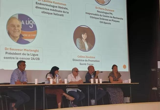 5 personnes assises en tribune pour animer une table ronde