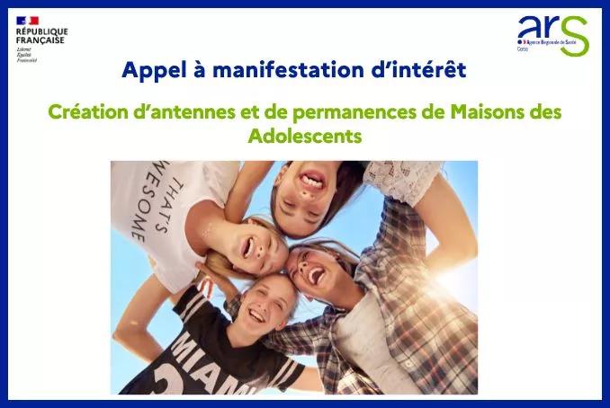 Adolescents se tenant par les bras, souriants